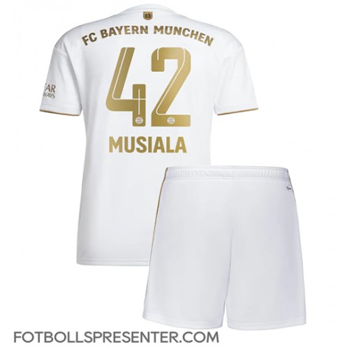 Bayern Munich Jamal Musiala #42 Bortatröja Barn 2022-23 Kortärmad (+ korta byxor)